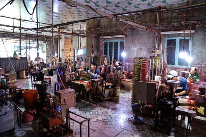 Từ những ngày se nhang hoàn toàn bằng tay, trước sức ép cạnh tranh của thị trường và sự xuất hiện của nhang công nghiệp giá rẻ, cơ sở của chị Thúy đã từng bước đưa máy móc vào sản xuất, vừa nâng cao sản lượng, vừa đảm bảo nguồn cung ổn định cho khách hàng