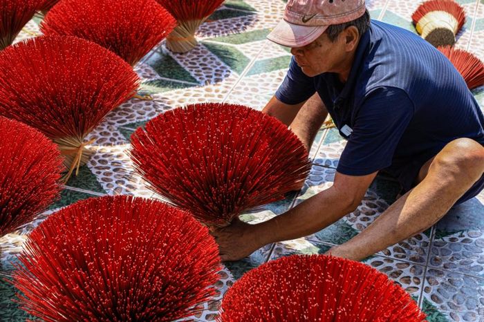 Dẫu máy móc đã hỗ trợ nhiều khâu sản xuất, những công việc như phơi nhang hay nhúng chân tăm vẫn được thực hiện thủ công bởi các nghệ nhân trong nghề