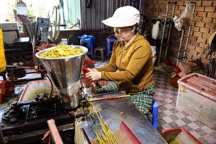 Xưởng nhang Minh Phước của chị Nguyễn Cát Bội Thúy (50 tuổi) nằm trên đường Bích Thiện Hòa,phường Bình Lợi, Thành phố Hồ Chí Minh