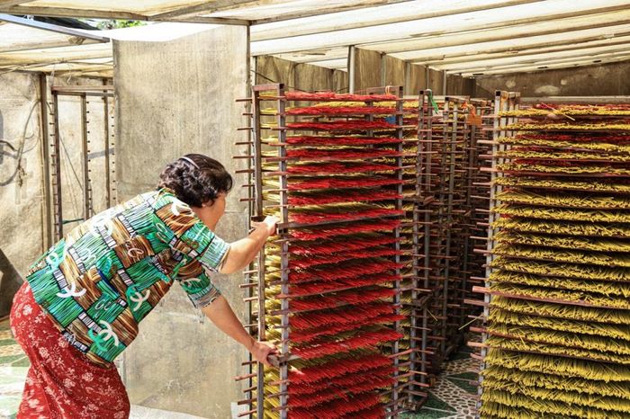 Việc hiện đại hóa quy trình giúp làng nhang Lê Minh Xuân tự tin vươn xa, đáp ứng nhịp sống hối hả và nhu cầu khắt khe của thị trường