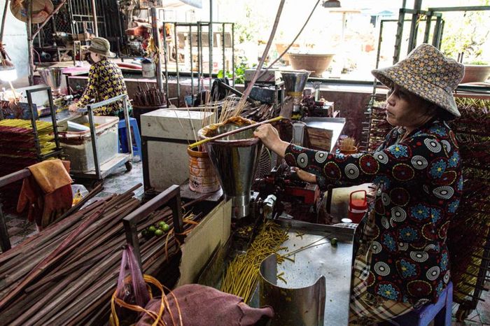 Giữa những đổi thay không ngừng của thị trường, người làng nhang Lê Minh Xuân vẫn lặng lẽ bám nghề. Tình yêu và sự gắn bó với từng nén nhang đã níu giữ nơi này qua năm tháng, để làng nghề không bị cuốn trôi giữa dòng chảy thời gian