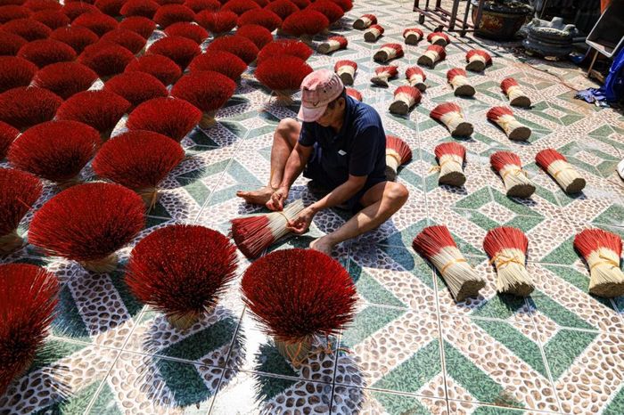 Tồn tại từ đầu thế kỷ XX, làng nhang Lê Minh Xuân không chỉ là một trong những làng nghề lâu đời của TP.HCM mà còn là nơi sản xuất nhang lớn của khu vực Nam Bộ, gắn liền với tín ngưỡng thờ cúng tổ tiên và những phong tục truyền thống của người dân địa phương