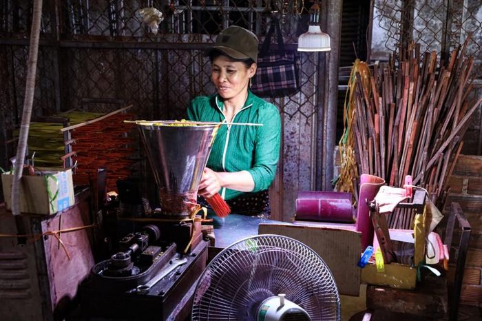 Trung bình mỗi ngày tại xưởng nhang Minh Phước, mỗi thợ có thể làm từ 70-80 thiên nhang, đạt năng suất gấp khoảng 10 lần so với phương pháp thủ công truyền thống