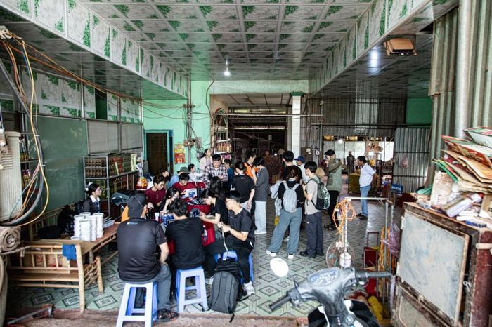 Bên cạnh việc đưa máy móc vào sản xuất, làng nhang nay mở cửa đón khách tham quan. Từng công đoạn như nhuộm tăm, trộn bột, se và phơi nhang trở thành trải nghiệm thực tế, góp phần biến làng nghề thành điểm du lịch, vừa giữ nghề vừa tạo sinh kế bền vững và lan tỏa văn hóa địa phương