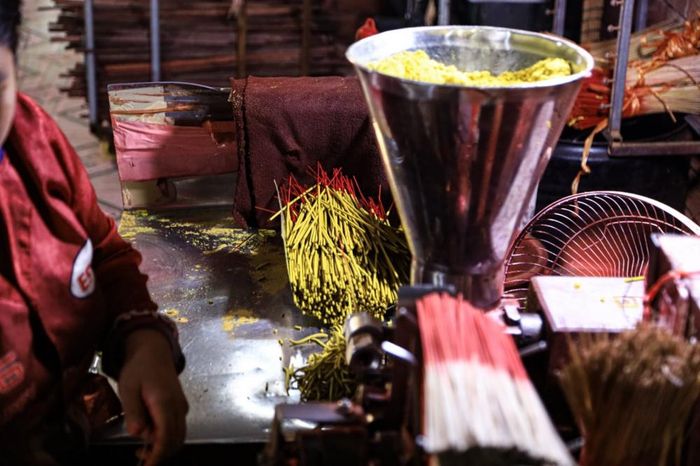 Việc chuyển sang se nhang bằng máy giúp giảm đáng kể tỷ lệ hư hao: nếu trước đây làm thủ công có thể hỏng tới 800/1.000 cây, thì nay con số này chỉ còn khoảng 80 cây