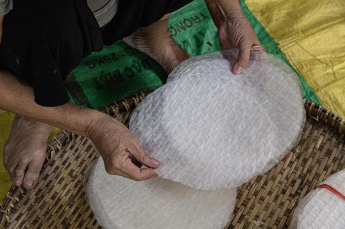 Bánh tráng được phân loại và xếp thành chồng