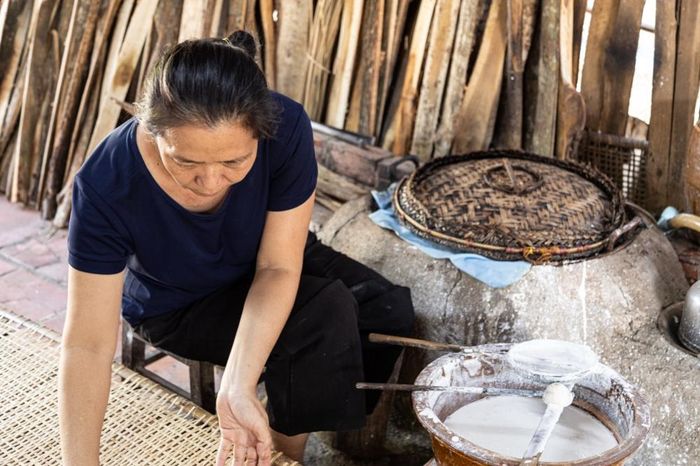 Tại hộ gia đình chị Hồ Phú Châu (ấp Phú Lợi),một ngày làm việc bắt đầu từ 2 giờ sáng. Khi nhiều người còn đang say giấc, chị đã dậy trộn bột, nhóm bếp và bắt đầu tráng bánh
