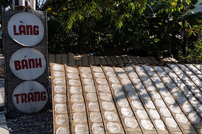 Làng nghề tráng bánh ở xã Phú Hòa Đông đã tồn tại hơn 80 năm. Không ai còn nhớ chính xác nghề này bắt đầu từ khi nào, chỉ biết rằng nó đã được gìn giữ và truyền qua nhiều thế hệ. Cách trung tâm thành phố khoảng 40km, làng bánh tráng Phú Hòa Đông vẫn ngày ngày đỏ lửa, tiếng khuấy bột đều đặn vang lên, như một nhịp sống quen thuộc chưa từng gián đoạn