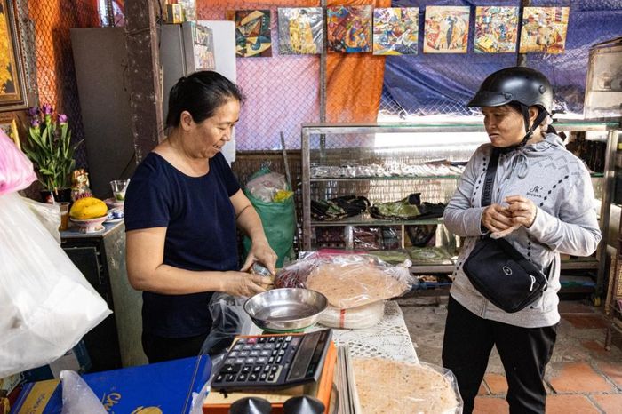 Chị Châu và khách mua hàng