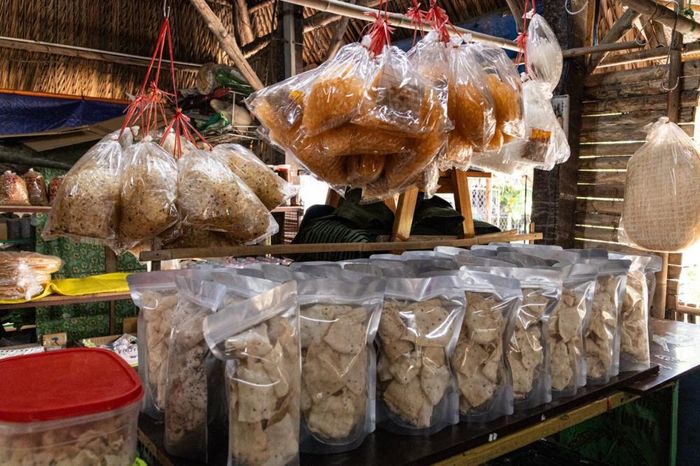 Bên cạnh bánh tráng bột gạo, cơ sở sản xuất của chị Châu cũng sáng tạo thêm các loại bánh tráng mới lạ như bánh tráng ớt, bánh tráng mè, bánh tráng phơi sương, bánh tráng trộn,… vừa để đáp ứng nhu cầu của khách hàng, vừa thu hút thêm khách du lịch đến tham quan và trải nghiệm sản phẩm