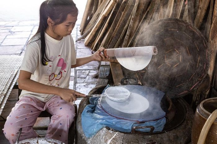 Con gái chị Châu nay đã có thể tự tay tráng bánh, dù thành phẩm vẫn chưa thật sự hoàn hảo. Những ngày trong tuần em đi học, cuối tuần lại ở nhà phụ mẹ, tập dần từng công đoạn. Phải mất vài năm luyện tập, em mới bắt đầu quen tay và làm bánh đều hơn
