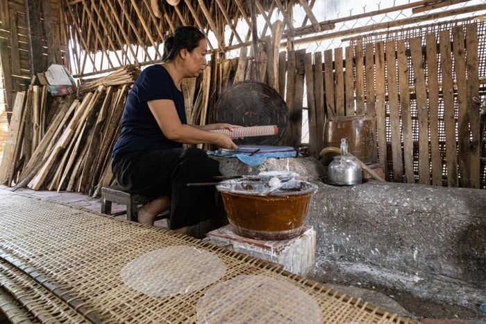 Giữa bối cảnh nhiều nghề thủ công mai một, làng bánh tráng Phú Hòa Đông vẫn duy trì sản xuất ổn định, cung chưa đáp ứng đủ cầu