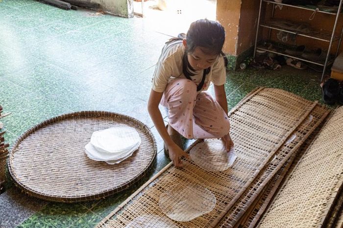 Bánh tráng sau khi phơi khô đủ độ sẽ được gỡ khỏi liếp và xếp chồng lại để chuẩn bị cho bước đóng gói