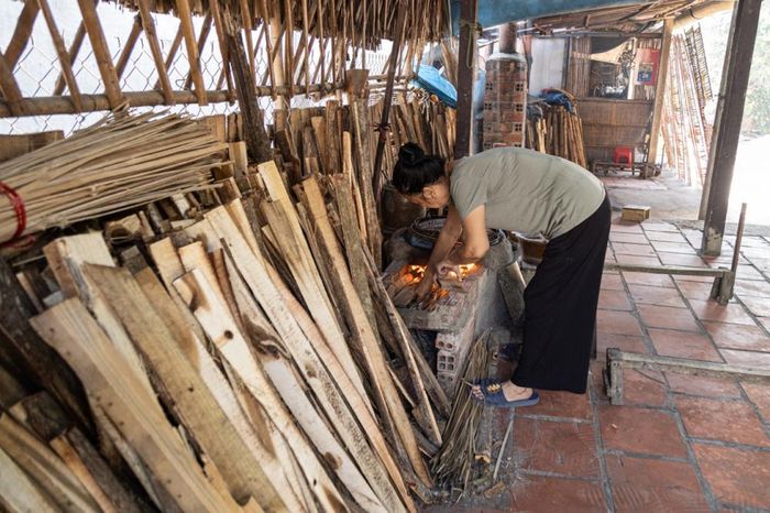Bà Thái Hương Lan (cơ sở Làng bánh tráng) đang chuẩn bị củi để nhóm bếp