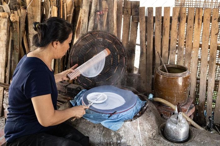 Với cách làm truyền thống, bột gạo được pha theo tỷ lệ cùng nước và muối. Người thợ dùng gáo múc bột, đổ lên lớp vải căng sẵn trên miệng nồi nước sôi, rồi nhanh tay dùng gáo dừa dàn đều thành một lớp mỏng hình tròn. Tất cả diễn ra chỉ trong vài giây, đòi hỏi sự khéo léo và thuần thục của người làm nghề