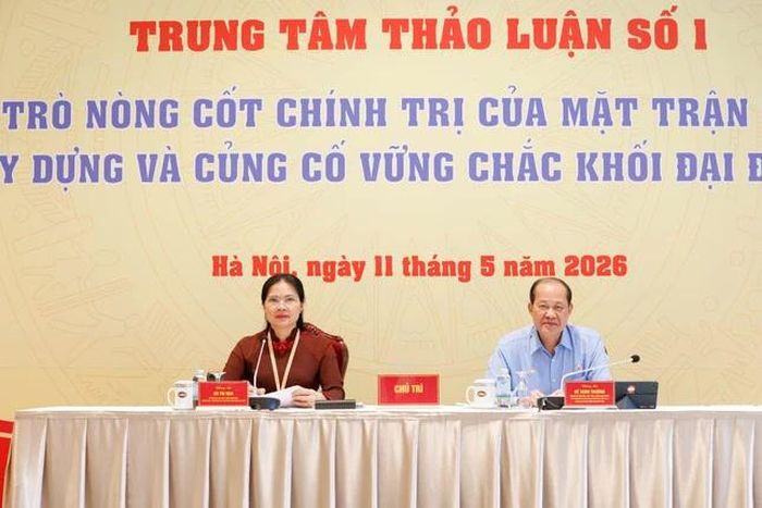 Ủy viên Trung ương Đảng, Phó Chủ tịch - Tổng Thư ký Ủy ban Trung ương MTTQVN khóa X Hà Thị Nga; Phó Chủ tịch Ủy ban Trung ương MTTQVN khóa X, Chủ tịch Hội Cựu Chiến binh Việt Nam Bế Xuân Trường chủ trì Trung tâm thảo luận số 1