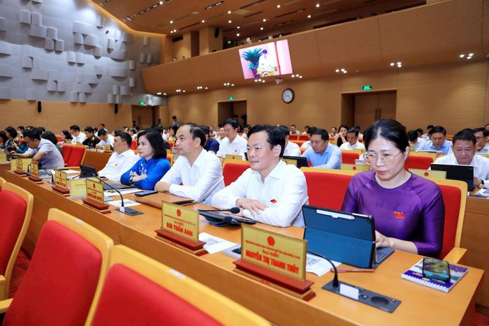 Các đại biểu HĐND thành phố tham dự kỳ họp.