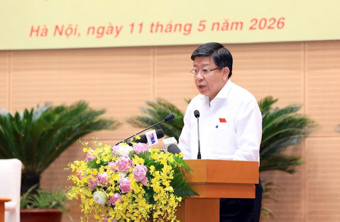 Phó chủ tịch Thường trực UBND thành phố Hà Nội Dương Đức Tuấn trình bày tờ trình.