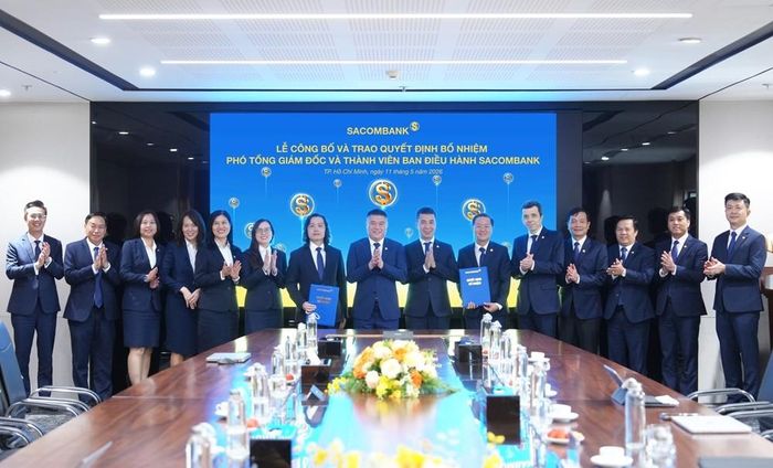 Lãnh đạo Hội đồng Quản trị và Ban điều hành Sacombank chúc mừng 3 lãnh đạo mới được bổ nhiệm.