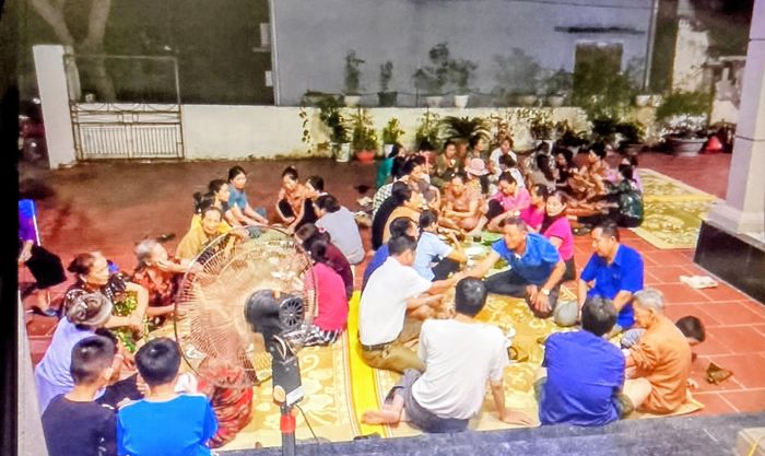 Những người ruột thịt, người thân và bà con đến chúc mừng thăm hỏi dự tiệc Ngủ đẻ tại gia đình có một thành viên mới chào đời
