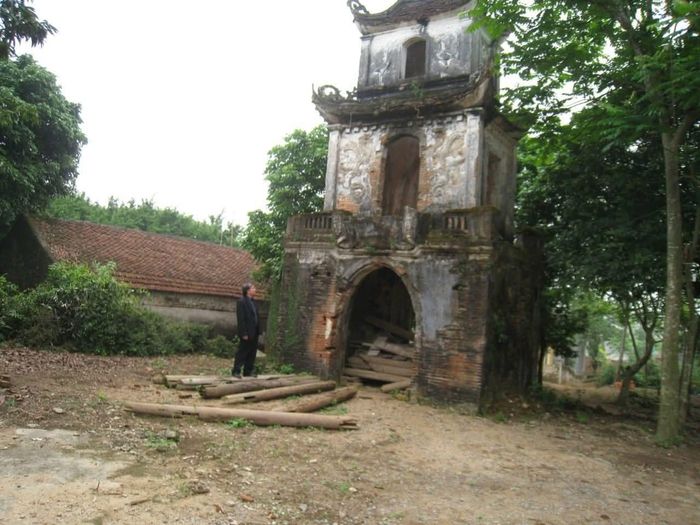 Cổng Tam Quan gác chuông chùa Vĩnh Nghiêm, làng Quang Biểu trước khi trùng tu chùa