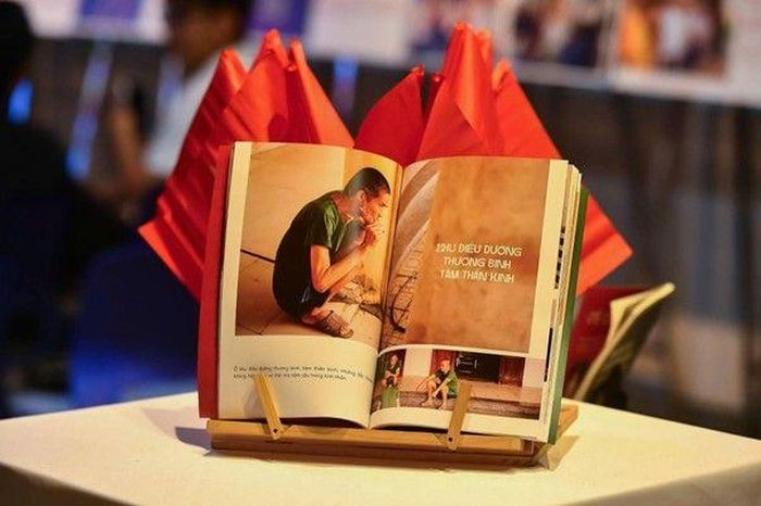  Ấn phẩm Photobook “Chuyện thời bình” thu hút nhiều khách tham quan ghé xem tại buổi Trưng bày