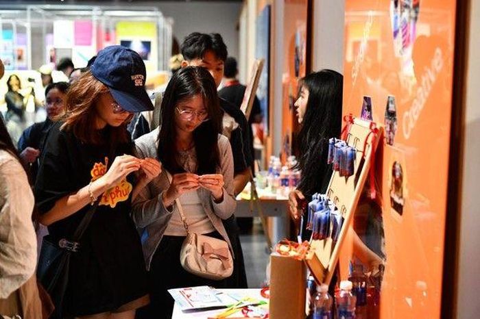 Khách tham quan tham gia các trải nghiệm tại chương trình như: Viết lời nhắn cho Cựu chiến binh, làm vòng tay Việt Nam,...