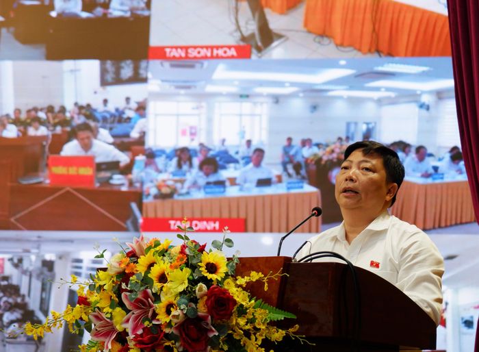 Viện trưởng Viện Pasteur Thành phố Hồ Chí Minh Nguyễn Vũ Trung trao đổi về các vấn đề cử tri đặt ra tại hội nghị. Ảnh: Hoa Lê