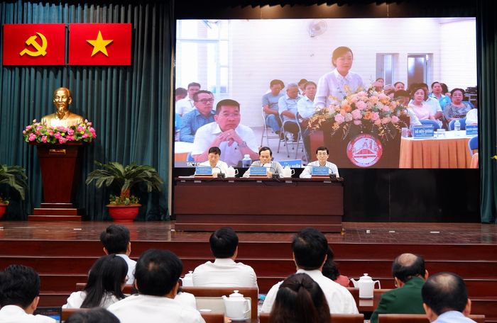 Cử tri phát biểu tại các điểm cầu trực tuyến. Ảnh: Hoa Lê