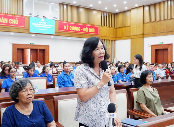 Cử tri phát biểu tại hội nghị tiếp xúc cử tri. Ảnh: Hoa Lê