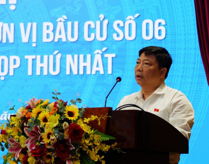 ĐBQH Nguyễn Vũ Trung thay mặt các đại biểu Đơn vị bầu cử số 6 của Thành phố Hồ Chí Minh báo cáo với cử tri về kết quả Kỳ họp thứ Nhất, Quốc hội khóa XVI. Ảnh: Hoa Lê