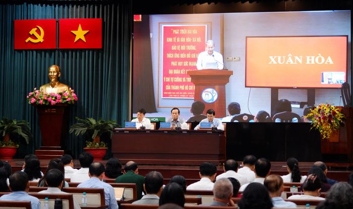 Cử tri phát biểu tại các điểm cầu trực tuyến. Ảnh: Hoa Lê