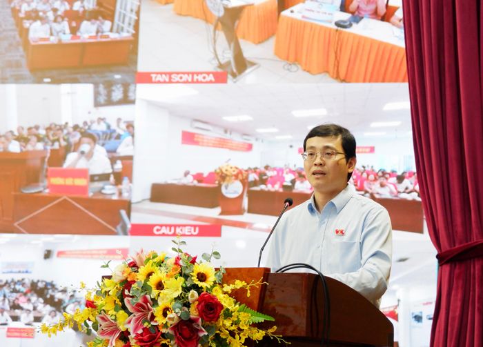Ủy viên là ĐBQH hoạt động chuyên trách tại Ủy ban Pháp luật và Tư pháp Đỗ Đức Hiển trao đổi về các vấn đề cử tri đặt ra tại hội nghị. Ảnh: Hoa Lê