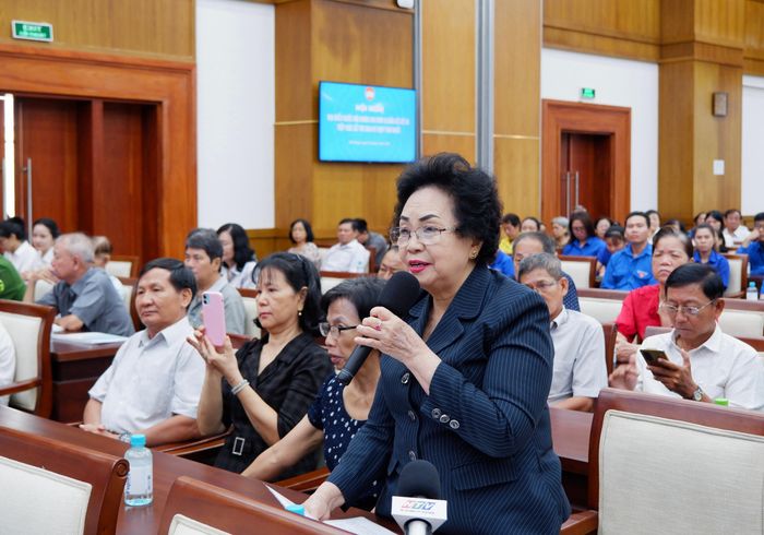 Cử tri phát biểu tại hội nghị tiếp xúc cử tri. Ảnh: Hoa Lê