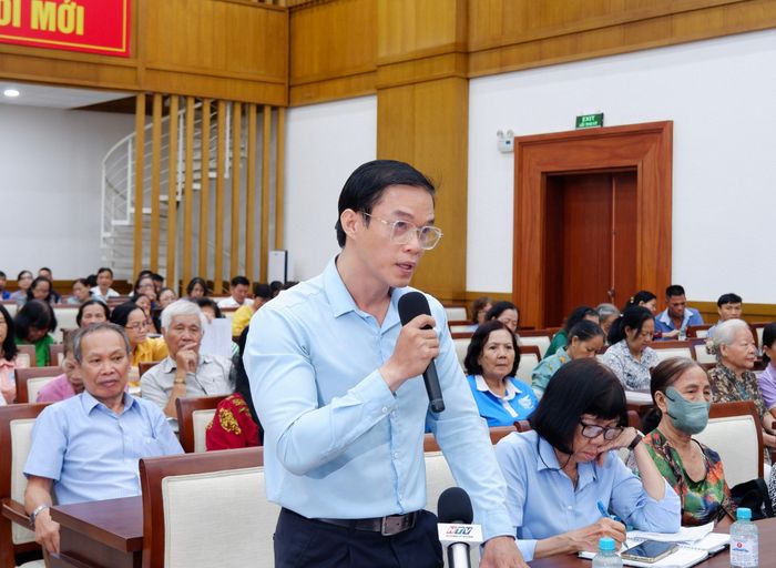 Cử tri phát biểu tại hội nghị tiếp xúc cử tri. Ảnh: Hoa Lê