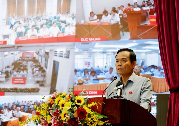 Bí thư Thành ủy Thành phố Hồ Chí Minh Trần Lưu Quang trao đổi về các vấn đề cử tri đặt ra tại hội nghị. Ảnh: Hoa Lê