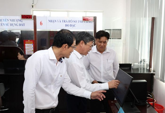 Chủ tịch UBND TP. Cần Thơ Trương Cảnh Tuyên kiểm tra quy trình nộp hồ sơ online khi đến kiểm tra một trung tâm hành chính công