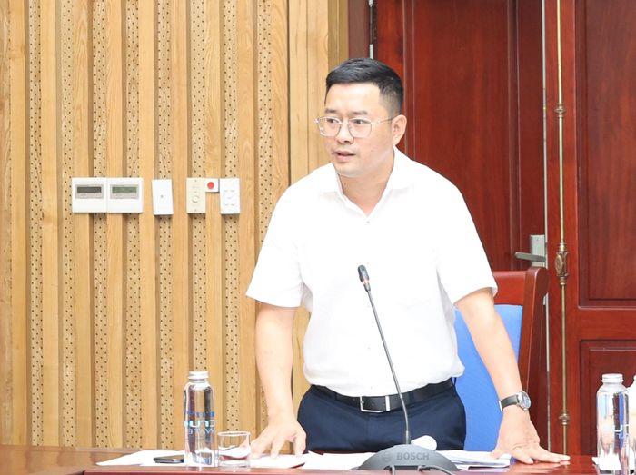 Trưởng phòng Kinh tế Hồ Đức Tuấn đóng góp ý kiến vào nội dung các dự thảo