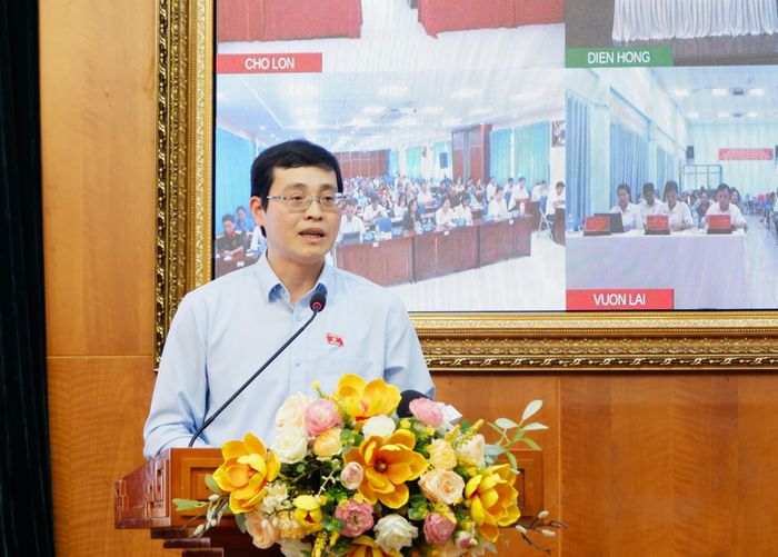 Ủy viên là ĐBQH hoạt động chuyên trách tại Ủy ban Pháp luật và Tư pháp Đỗ Đức Hiển trao đổi về các vấn đề cử tri đặt ra tại hội nghị. Ảnh: Hoa Lê