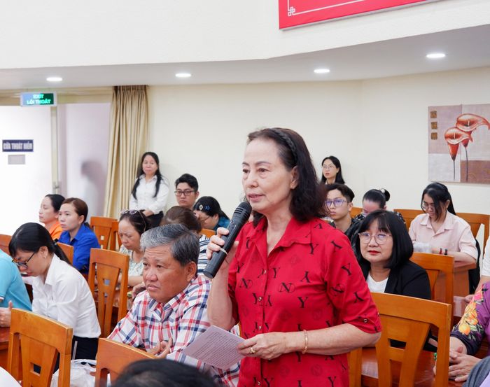 Cử tri phát biểu tại hội nghị tiếp xúc cử tri. Ảnh: Hoa Lê