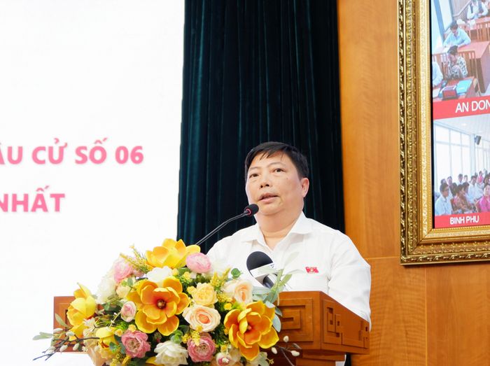 Viện trưởng Viện Pasteur Thành phố Hồ Chí Minh Nguyễn Vũ Trung trao đổi về các vấn đề cử tri đặt ra tại hội nghị. Ảnh: Hoa Lê