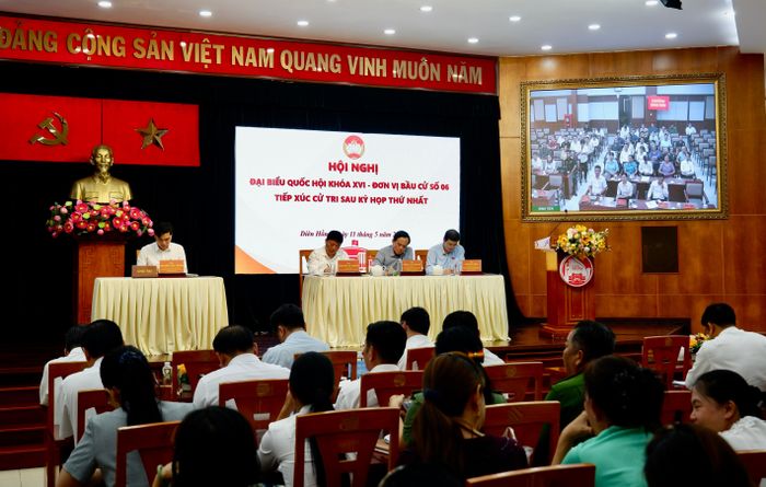Cử tri phát biểu tại các điểm cầu trực tuyến. Ảnh: Hoa Lê