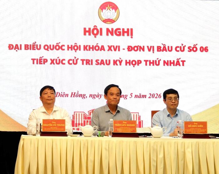 Bí thư Thành ủy Thành phố Hồ Chí Minh Trần Lưu Quang và các đại biểu Quốc hội thuộc Đơn vị bầu cử số 6 tại hội nghị tiếp xúc cử tri. Ảnh: Hoa Lê