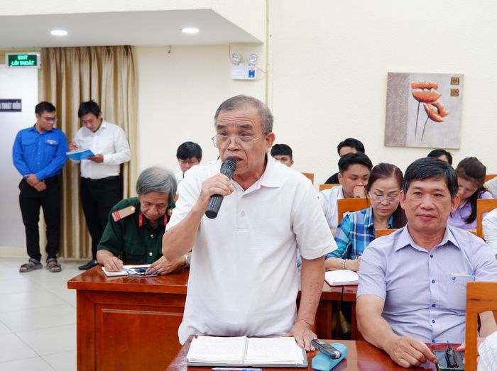 Cử tri phát biểu tại hội nghị tiếp xúc cử tri. Ảnh: Hoa Lê