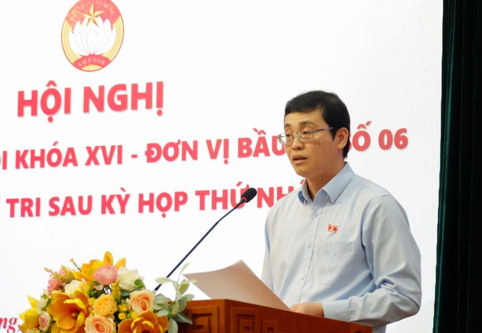 ĐBQH Đỗ Đức Hiển thay mặt các đại biểu Đơn vị bầu cử số 6 của Thành phố Hồ Chí Minh báo cáo với cử tri về kết quả Kỳ họp thứ Nhất, Quốc hội khóa XVI. Ảnh: Hoa Lê