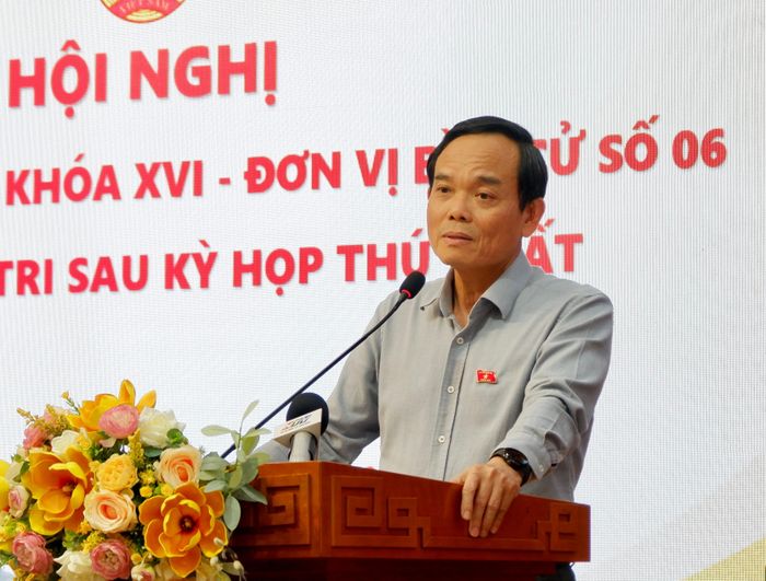 Bí thư Thành ủy Thành phố Hồ Chí Minh Trần Lưu Quang trao đổi về các vấn đề cử tri đặt ra tại hội nghị. Ảnh: Hoa Lê