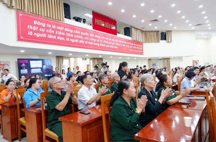 Cử tri tham dự hội nghị. Ảnh: Hoa Lê