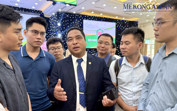 Ông Lưu Bách Đạt - thành viên HĐQT kiêm Tổng giám đốc Hóa chất Đức Giang trao đổi với cổ đông tại ĐHĐCĐ bất thường diễn ra ngày 8/5 vừa qua. Ảnh: Phạm Ngọc/Mekong ASEAN