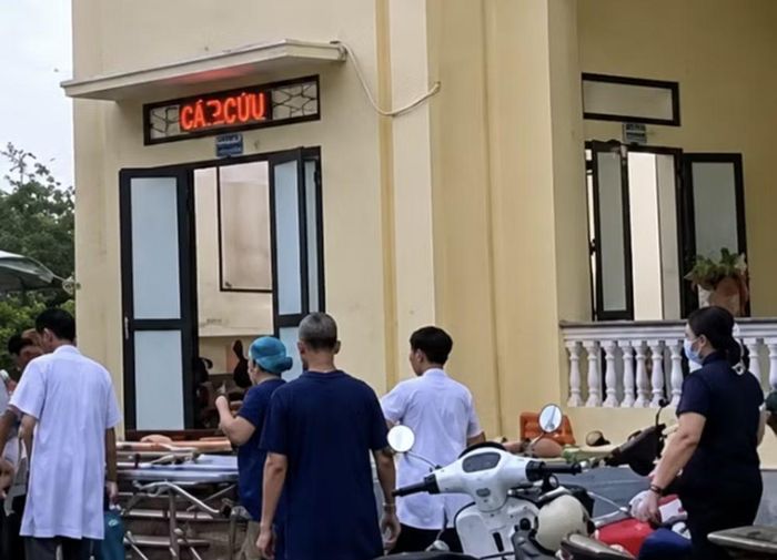 Các nạn nhân được đưa đi cấp cứu.