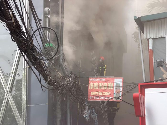  Lính cứu hỏa sử dụng xe thang chữa cháy.